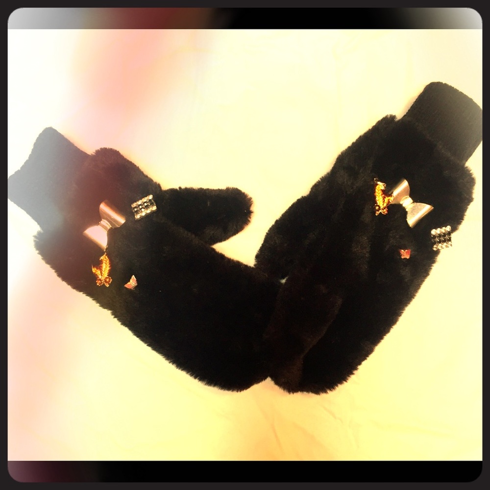 Audrey Faux Fur Vintage Brooch Embellished Mittens - Picture 1 of 8